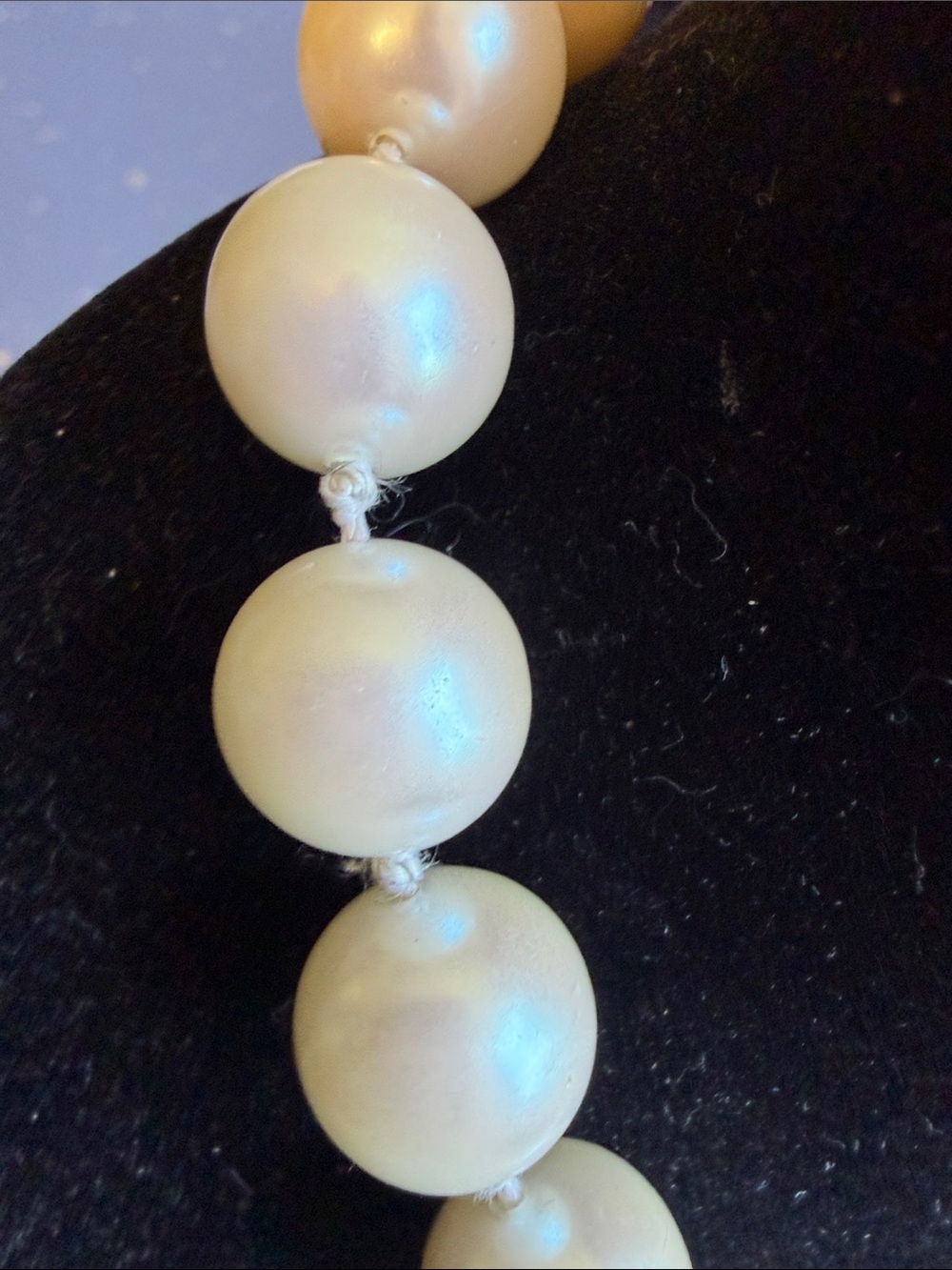 Chunky Faux Pearl Necklace with Magnetic Clasp - Picture 7 of 7
